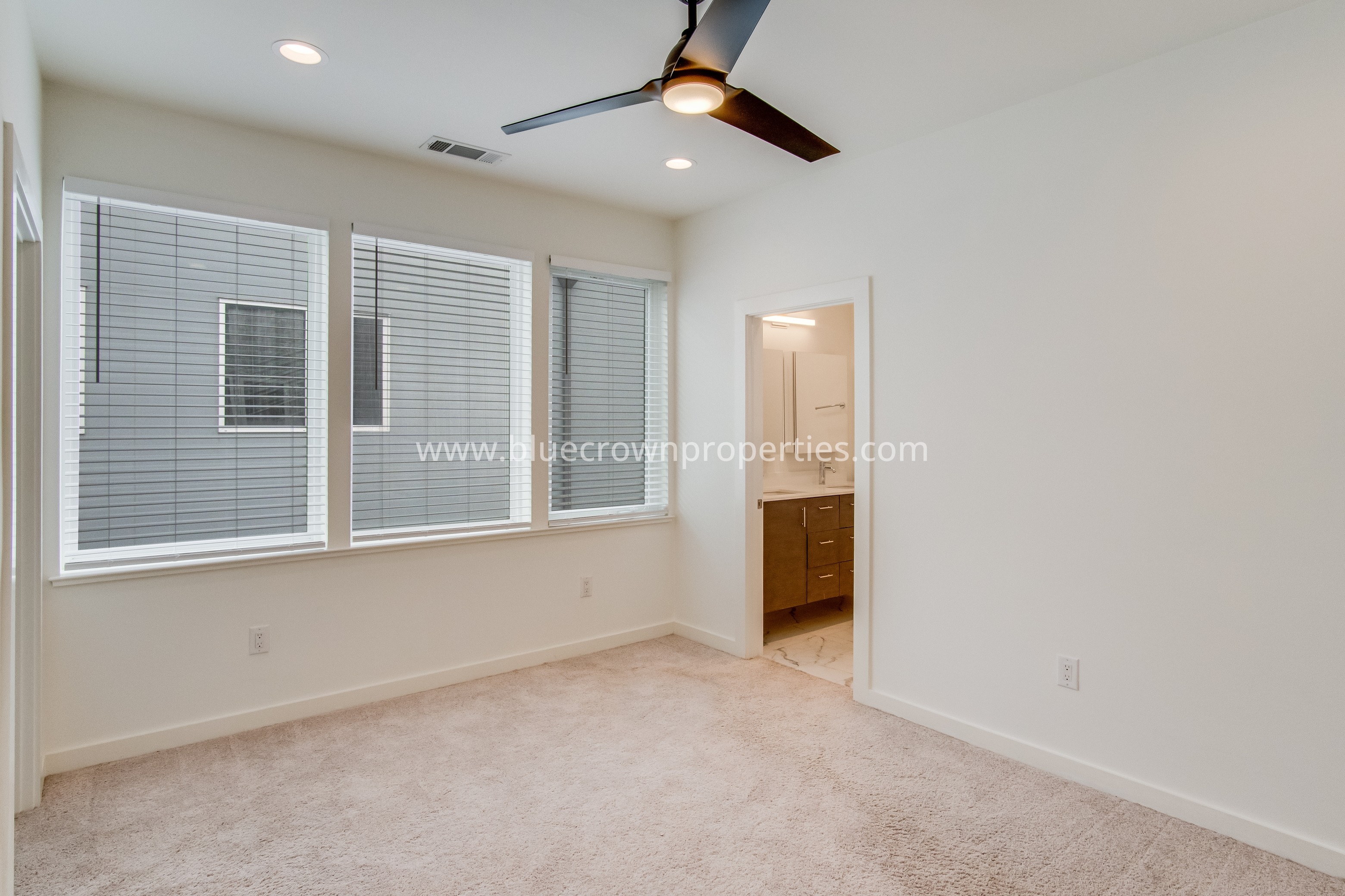 1515 S Akard St Apt 402 — property photo 4